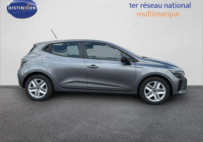 Profil droit d'une Renault Clio gris foncé 2026, compacte avec vitres surteintées et jantes alliage.