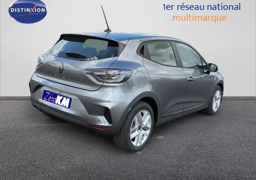 Vue 3/4 arrière droite d'une Renault Clio gris foncé 2026 avec vitres surteintées et jantes alliage.