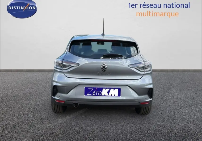 Vue arrière d'une Renault Clio gris foncé 2026, avec feux LED et plaque d'immatriculation Zéro KM visible.