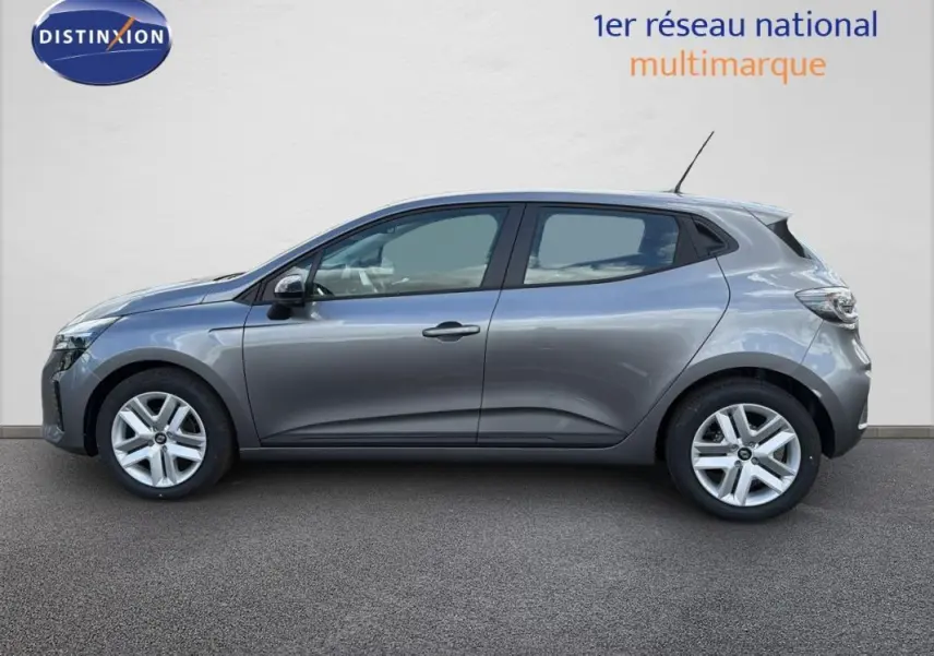 Profil côté gauche d'une Renault Clio gris foncé 2026, compacte et moderne, avec jantes alliage et vitres surteintées.
