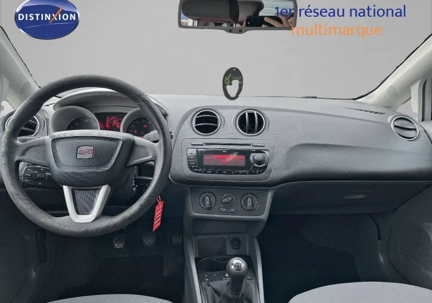 Intérieur de la SEAT Ibiza 1.6 TDI 90CH STYLE 2010, vue frontale du tableau de bord et volant noir avec boîte manuelle.