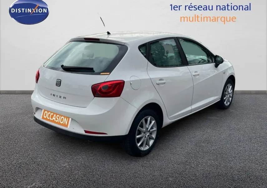 SEAT Ibiza 1.6 TDI 90CH STYLE blanche vue 3/4 arrière côté droit sur fond neutre avec feux arrière rouges.