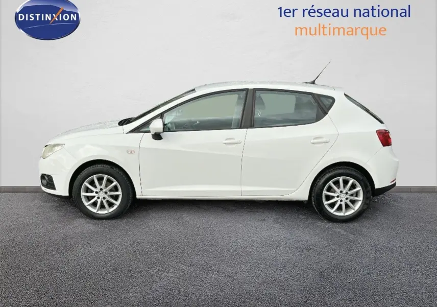 Profil côté gauche d'une SEAT Ibiza blanche 2010, version 1.6 TDI 90CH STYLE avec jantes alliage visibles.