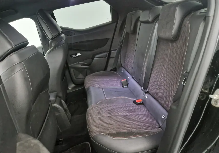 Vue latérale droite de l'habitacle arrière du DS3 Crossback noir, montrant les sièges en cuir et tissu bicolore.