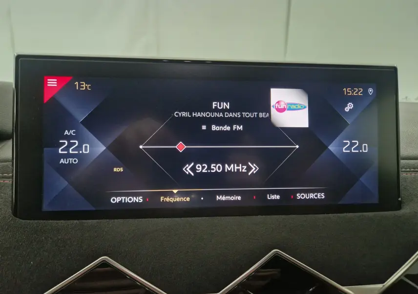 Écran tactile central du DS3 Crossback noir 2019 affichant la radio FM à 92,50 MHz et la température à 22°C.