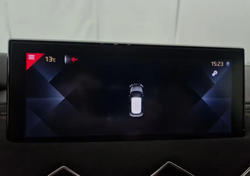 Écran central tactile du DS3 Crossback noir 2019 affichant la vue top-down du véhicule en stationnement.
