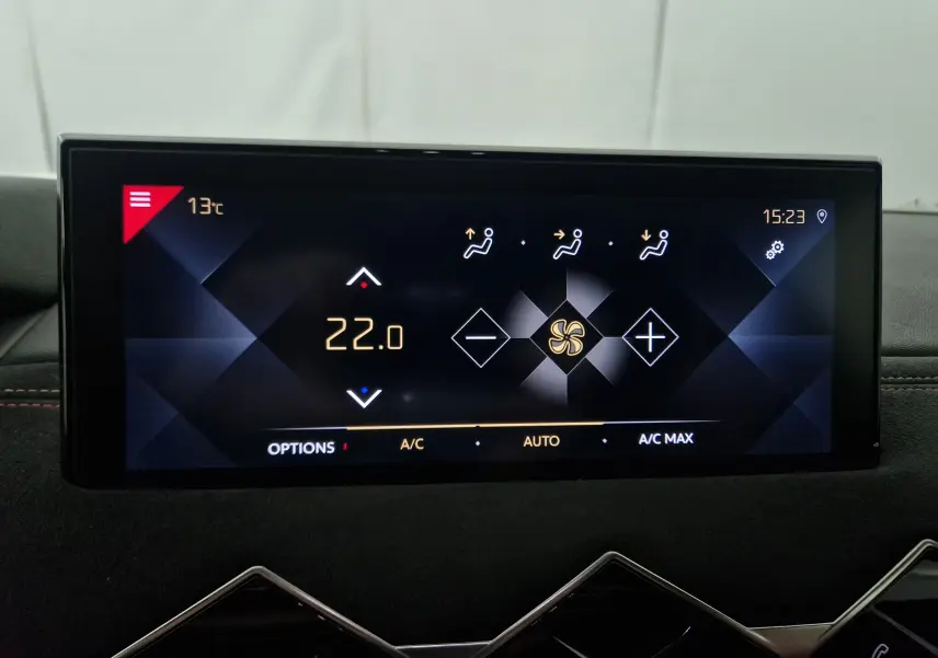 Écran tactile du système de climatisation du DS3 Crossback noir, affichant une température de 22°C en mode automatique.