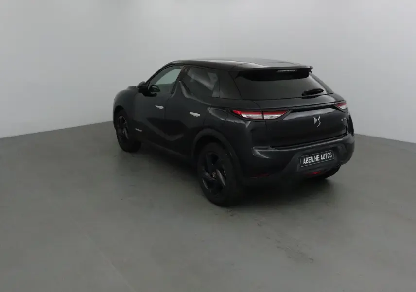 DS3 Crossback noir vue 3/4 arrière droit, soulignant ses feux LED fins et son design compact urbain.