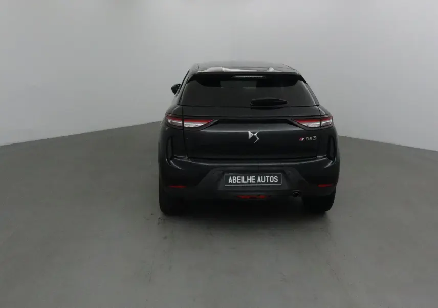 Vue arrière d'un DS3 Crossback noir 2019 avec feux LED et logo DS bien visibles sur fond neutre.