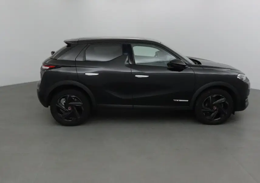 Profil côté droit du DS3 Crossback noir 2019 avec jantes noires et lignes sculptées distinctives.