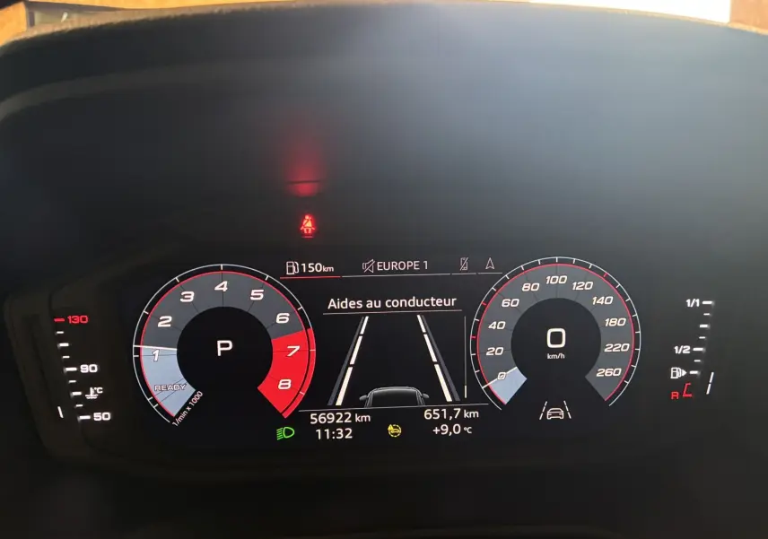 Affichage numérique du tableau de bord de l'Audi A1 2022 montrant les aides au conducteur et les compteurs en mode parking.