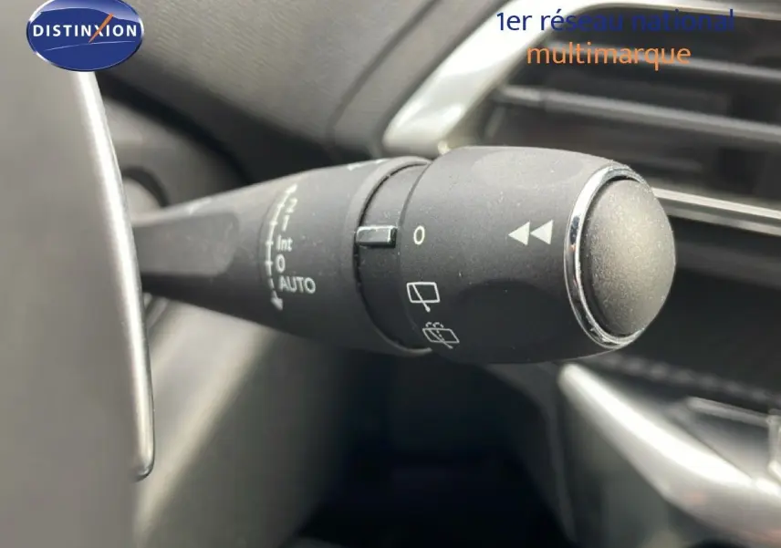 Gros plan sur le commodo de l'essuie-glace dans l'habitacle du Peugeot 3008 hybride rechargeable bleu Célèbes Métal.
