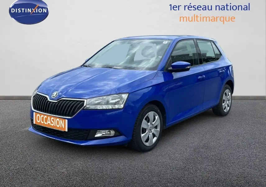 SKODA Fabia 1.0 TSI bleu énergie vue 3/4 avant droit sur fond neutre avec plaque "OCCASION" orange.