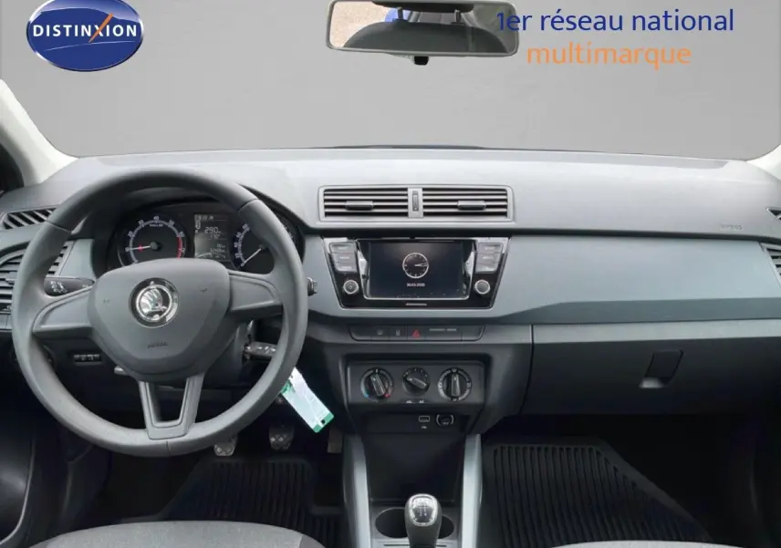 Vue intérieure frontale du tableau de bord et volant gris d'une Skoda Fabia 2019 avec console centrale et écran tactile.