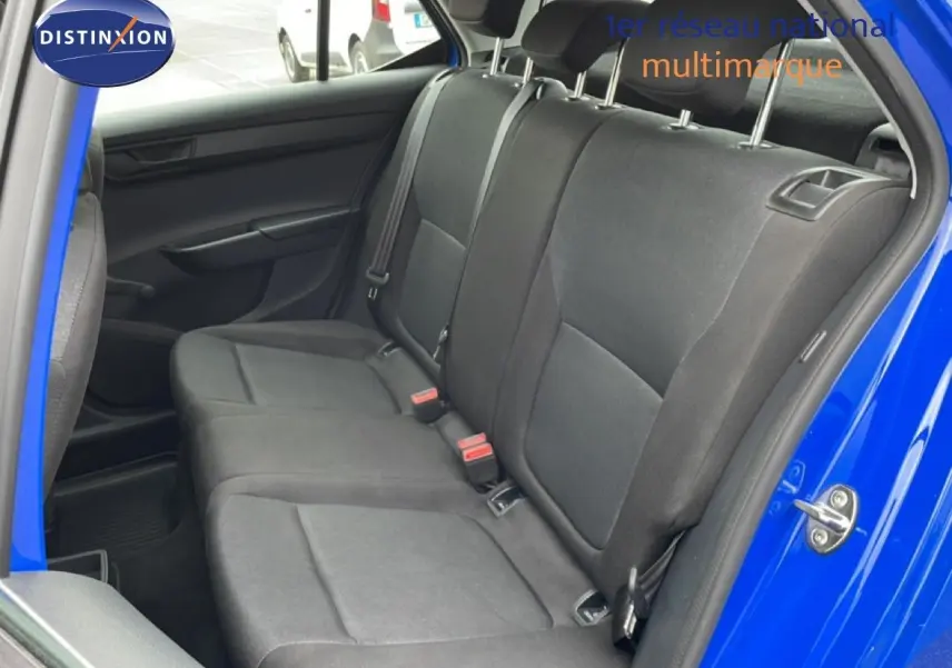 Vue intérieure côté gauche des sièges arrière en tissu noir d'une Skoda Fabia 2019 bleu énergie avec porte ouverte.