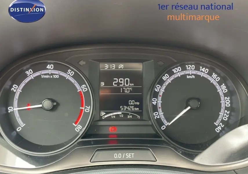 Tableau de bord de Skoda Fabia 2019 en bleu énergie, vue centrée sur compteurs et écran digital.