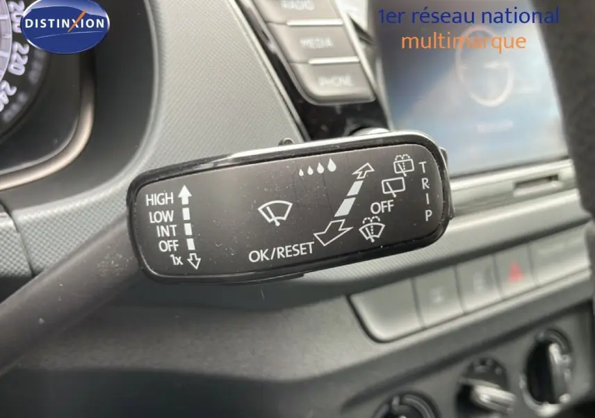 Gros plan sur la commande d’essuie-glace du tableau de bord d’une Skoda Fabia bleu énergie de 2019.