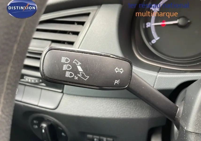Gros plan sur la commande des clignotants et feux d’une Skoda Fabia 2019, intérieur noir avec tableau de bord partiel.
