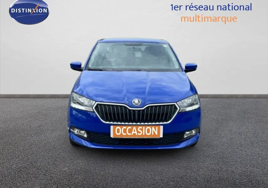 Vue frontale d'une Skoda Fabia 1.0 TSI Active bleu énergie avec plaque "OCCASION" sur fond neutre.
