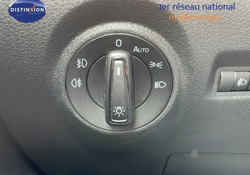 Gros plan sur la molette de réglage des phares dans l'habitacle d'une Skoda Fabia bleu énergie 2019.