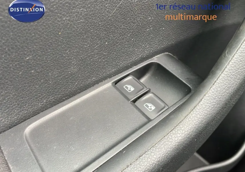 Gros plan sur les commandes de lève-vitres côté conducteur de la Skoda Fabia 1.0 TSI 95CH Active, intérieur noir.
