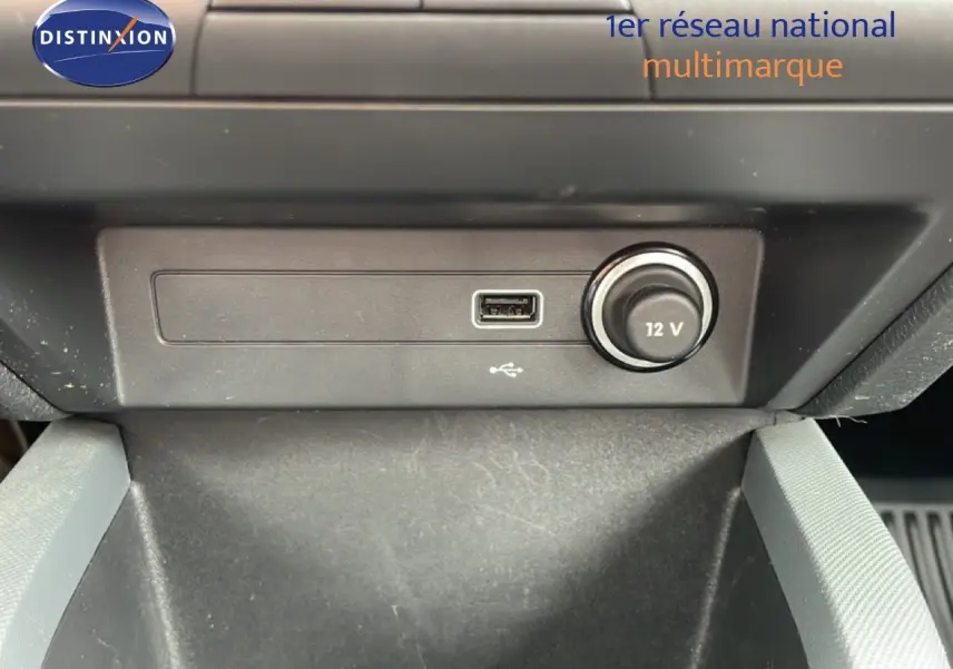 Vue rapprochée de la console centrale d’une Skoda Fabia 2019, montrant une prise USB et un allume-cigare 12V.