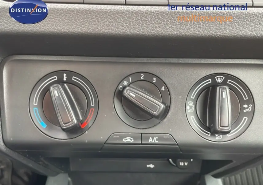 Gros plan sur les commandes de climatisation manuelle d’une Skoda Fabia bleu énergie, version 2019 essence.