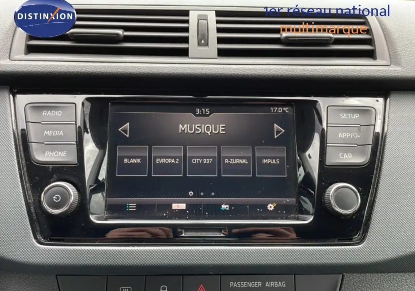 Vue rapprochée de l’écran multimédia central de la Skoda Fabia 2019 avec interface musicale affichée.