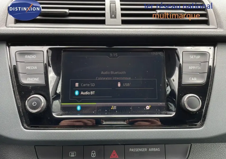 Gros plan sur l’écran tactile central et les commandes du tableau de bord d’une Skoda Fabia 2019, intérieur noir.
