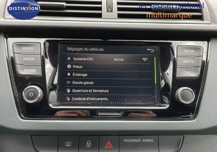 Écran central tactile du tableau de bord de la Skoda Fabia 2019 avec menu réglages du véhicule affiché.