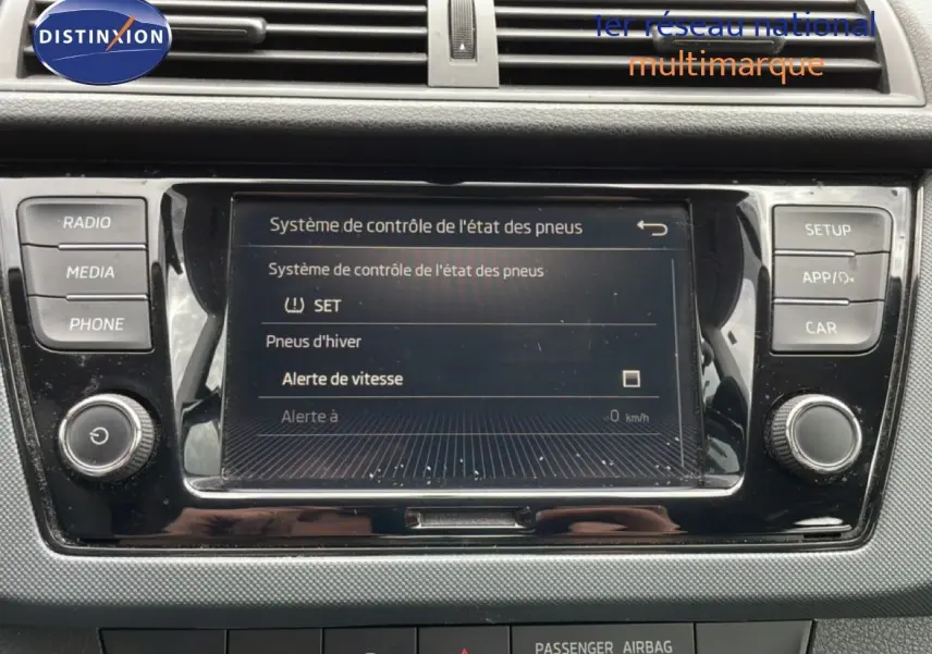 Gros plan sur l'écran central du tableau de bord de la Skoda Fabia 2019 avec affichage du contrôle de l'état des pneus.