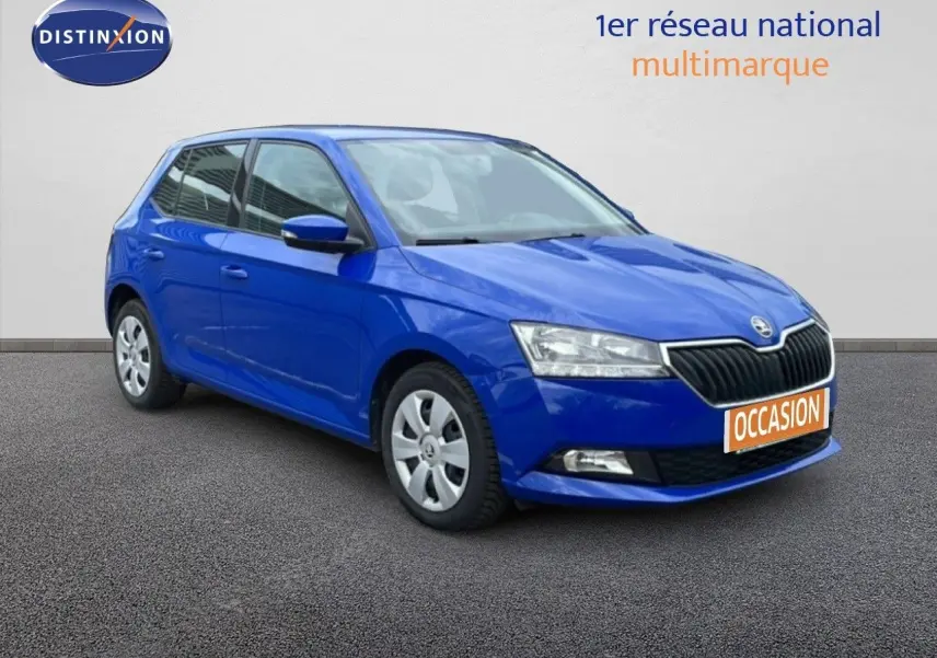 Vue 3/4 avant gauche d'une Skoda Fabia bleu énergie 2019 avec jantes acier et calandre noire distinctive.