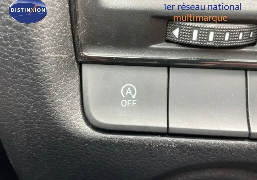Gros plan sur le bouton de désactivation du système start-stop dans l’habitacle noir de la Skoda Fabia bleu énergie.