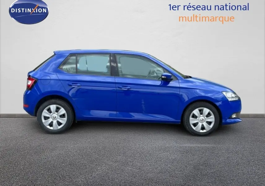 Profil latéral droit d'une Skoda Fabia 1.0 TSI 95ch Active bleu énergie, roues avec enjoliveurs argentés.
