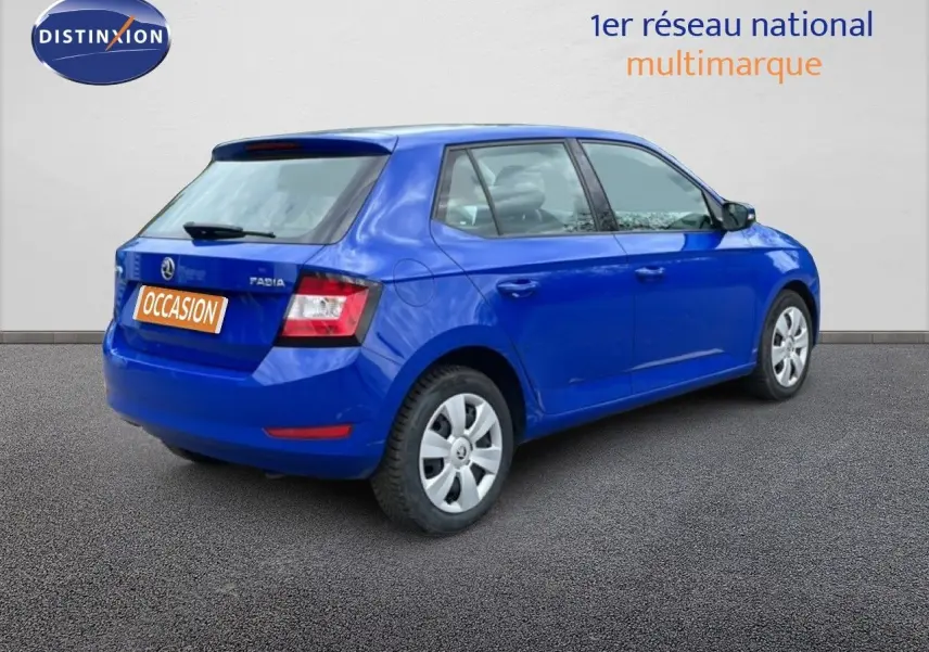 Vue 3/4 arrière droite d'une Skoda Fabia bleu énergie de 2019 avec jantes acier et feux arrière distinctifs.