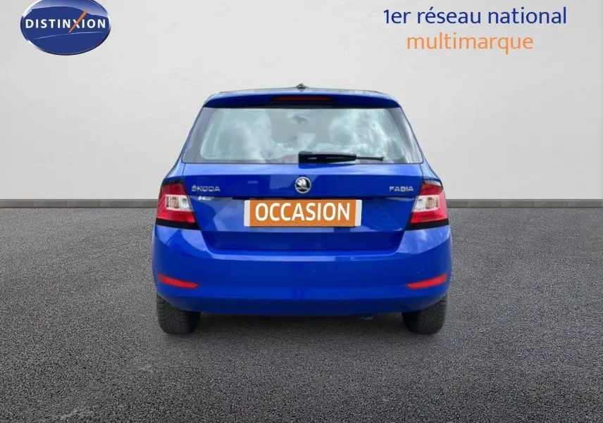 Vue arrière d'une Skoda Fabia bleu énergie de 2019 avec plaque "OCCASION" sur un sol goudronné.
