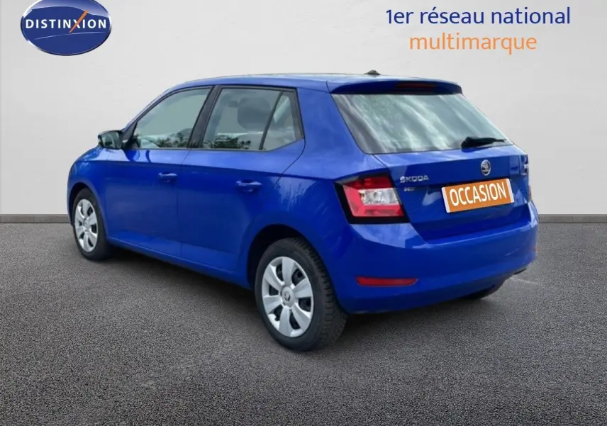 Vue 3/4 arrière droite d'une Skoda Fabia 2019 bleu énergie avec plaque "Occasion" sur fond neutre.