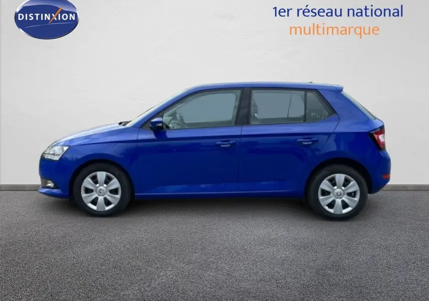 Vue de profil côté gauche d'une Skoda Fabia 2019 bleu énergie avec jantes acier et vitres teintées.