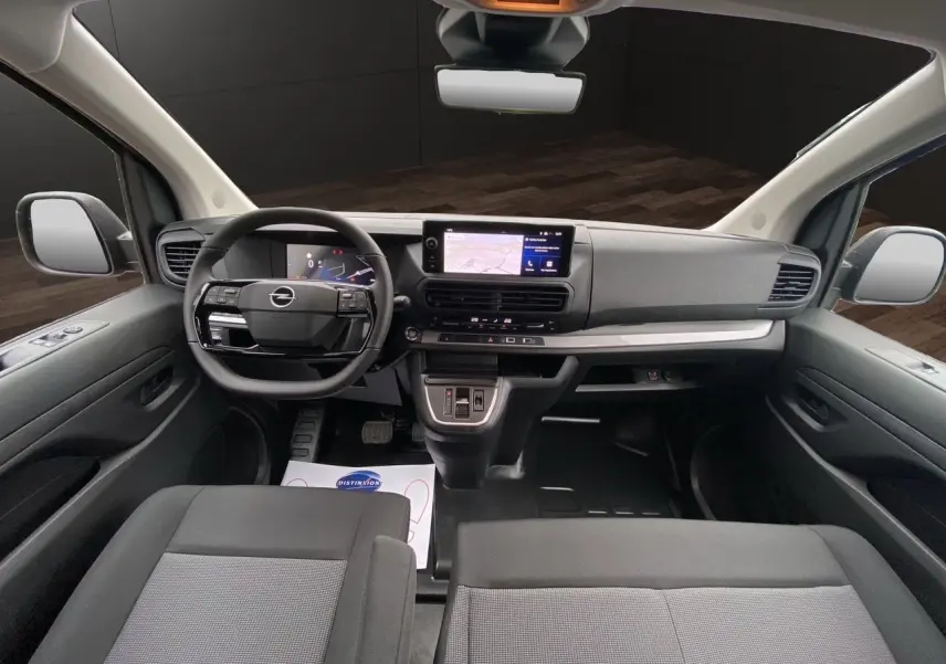 Intérieur noir de l'Opel Vivaro 2025 vu de face, avec tableau de bord moderne et écran tactile central.
