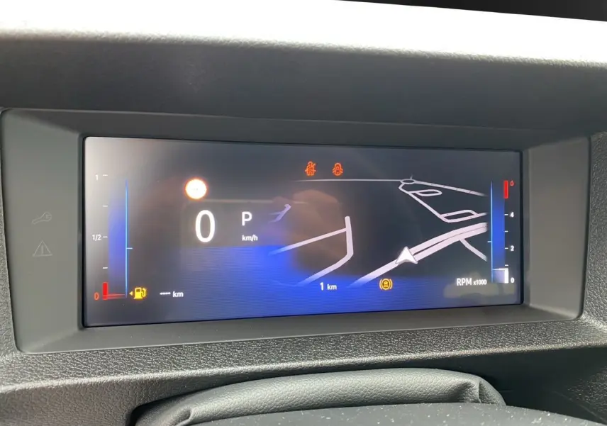 Tableau de bord numérique de l'Opel Vivaro 2025 affichant la vitesse à 0 km/h et la navigation active.