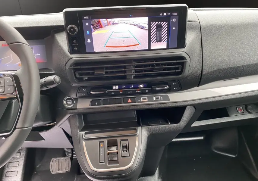 Intérieur du tableau de bord de l'Opel Vivaro 2025 noir, vue centrée sur l'écran tactile et la console de commande.