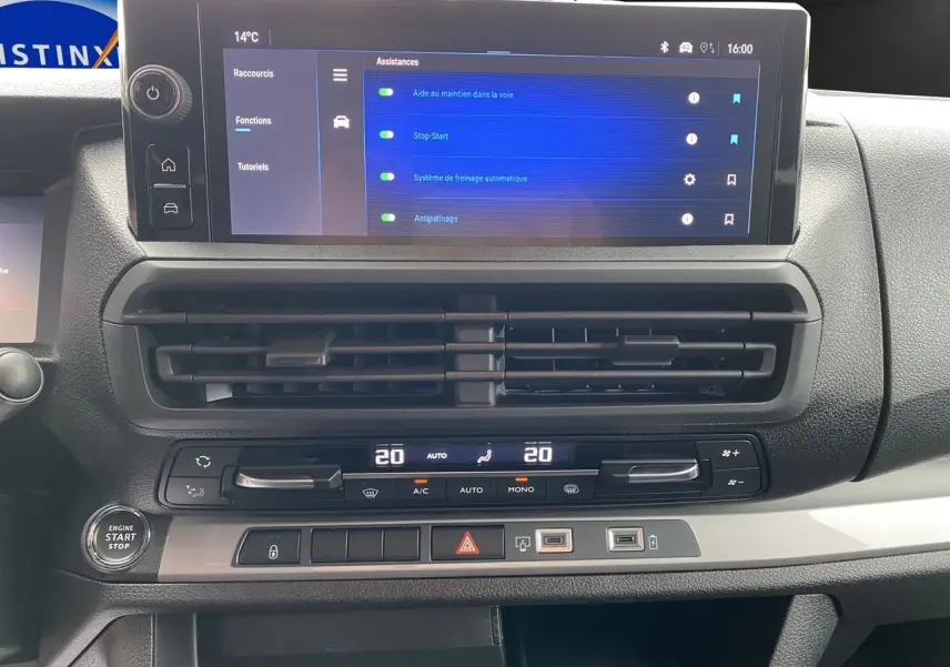 Tableau de bord noir d’Opel Vivaro 2025 avec écran tactile affichant les assistances à la conduite.