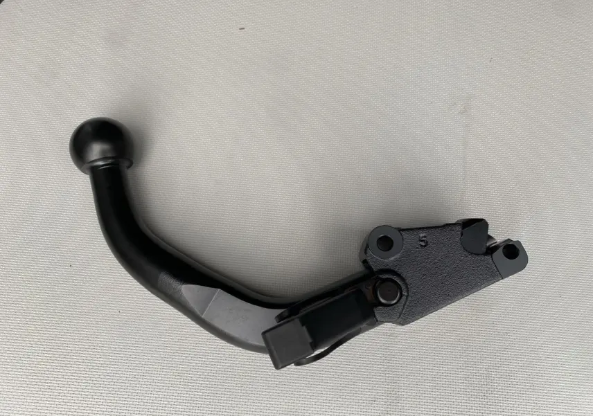 Gros plan sur un attelage noir monobloc démontable pour Opel Vivaro 2025, avec mécanisme de fixation visible.