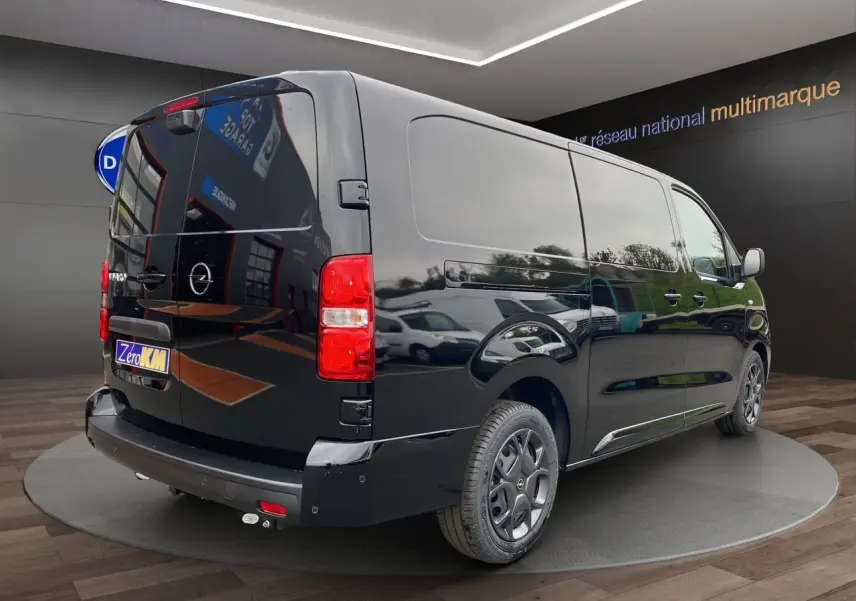 Vue 3/4 arrière droite d'un Opel Vivaro noir 2025 avec attelage monobloc et jantes spécifiques en acier.