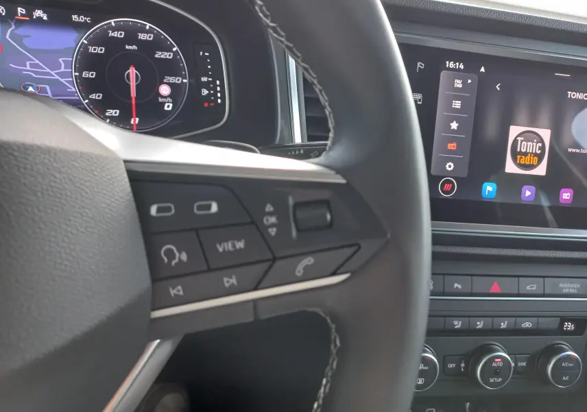 Vue intérieure du tableau de bord et volant du SEAT Ateca 2.0 TDI 150 DSG7 Copa avec écran tactile et commandes au volant.