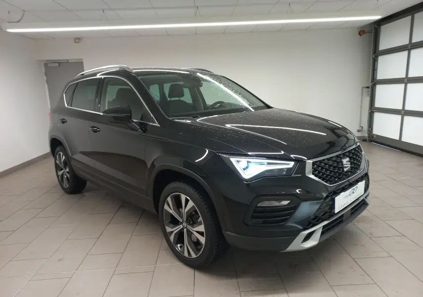 SEAT Ateca 2.0 TDI 150 DSG7 Copa noir Magic Nacré, vue 3/4 avant droit avec jantes alliage 18 pouces.