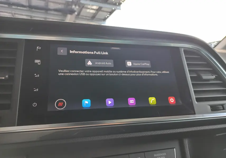 Écran tactile central du tableau de bord du SEAT Ateca 2025 affichant les options Android Auto et Apple CarPlay.