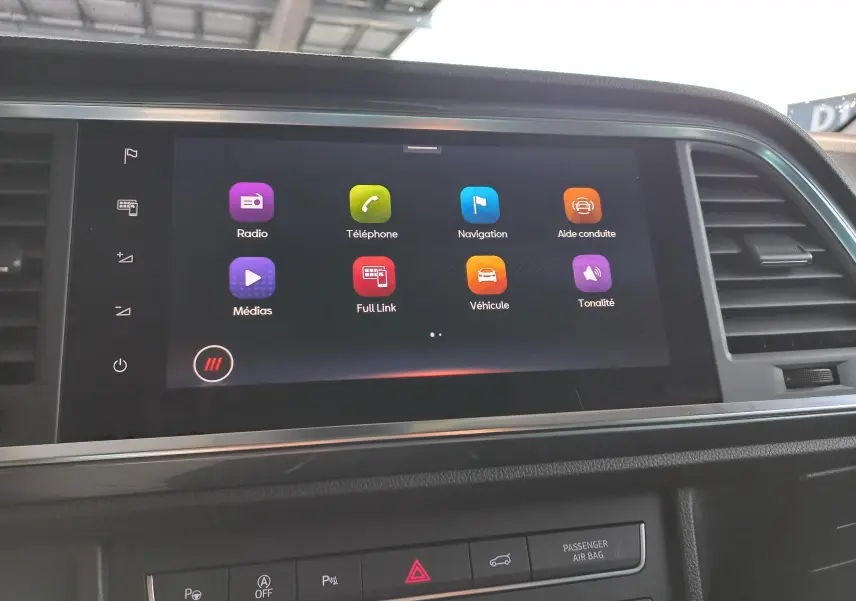 Écran tactile central du tableau de bord du SEAT Ateca 2.0 TDI 150 DSG7 Copa affichant les icônes principales.