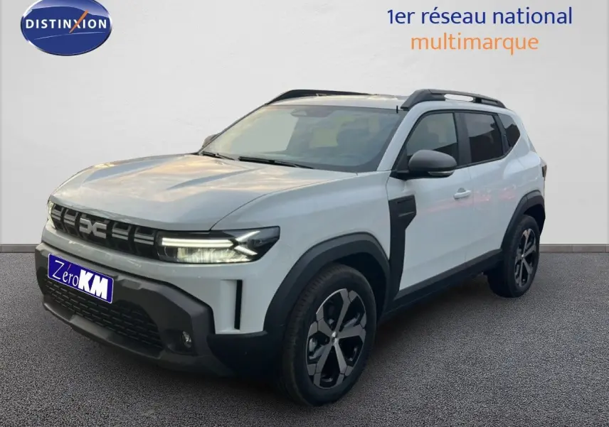 Dacia Duster Hybrid 140 Journey blanc Glacier en 3/4 avant droit avec jantes alliage 18'' et barres de toit.