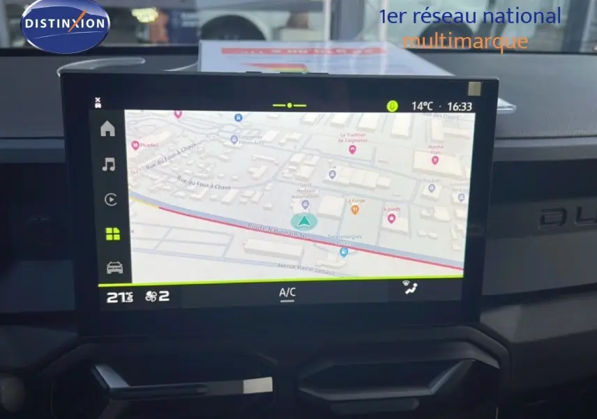 Écran tactile central du tableau de bord du Dacia Duster Hybrid 140 Journey affichant la navigation GPS.